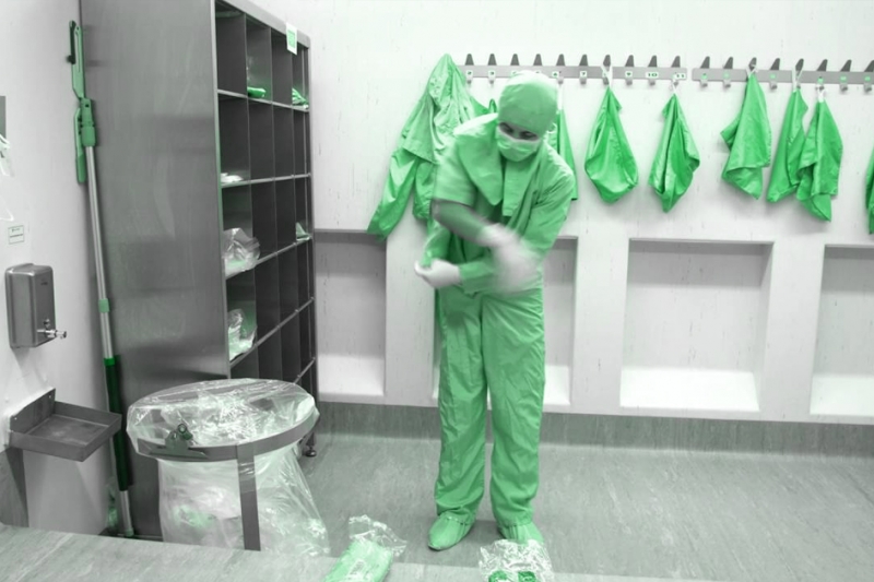 Sterile Gloving Technique for Cleanrooms