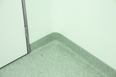The cleanroom debate: Epoxy flooring vs raised flooring
